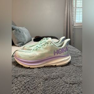Hoka Clifton 9. Size 7 shoes. In good condition!